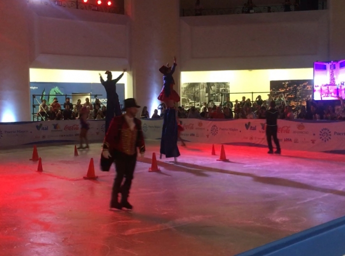 Puerto Magico Opens Ice Skating for Christmas With a Wonderful Show